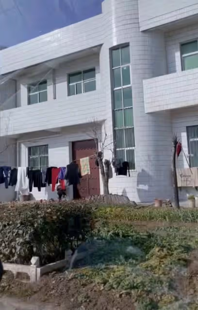 江蘇台一姐農村過年,在村口興奮認親,帶娃在地下車庫放煙火被批
