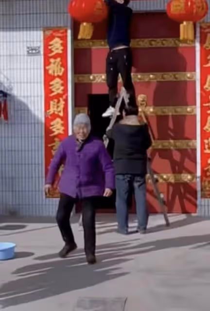 江蘇台一姐農村過年,在村口興奮認親,帶娃在地下車庫放煙火被批