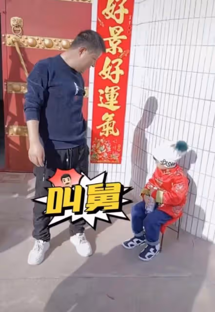 江蘇台一姐農村過年,在村口興奮認親,帶娃在地下車庫放煙火被批