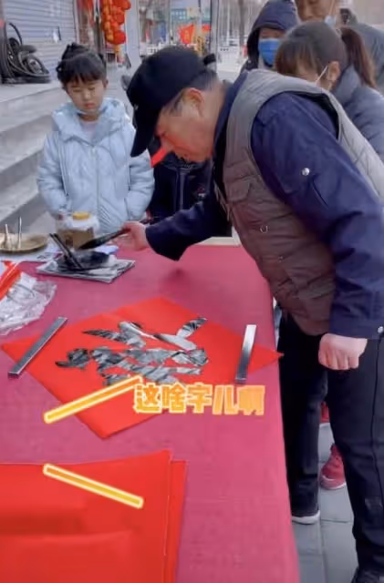 江蘇台一姐農村過年,在村口興奮認親,帶娃在地下車庫放煙火被批