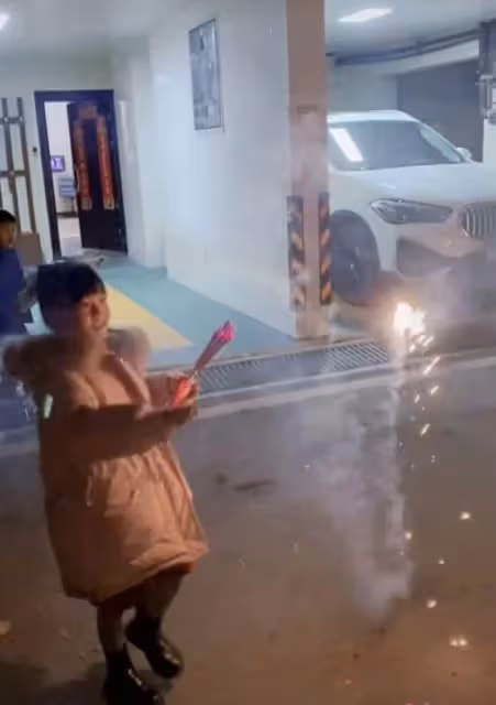 江蘇台一姐農村過年,在村口興奮認親,帶娃在地下車庫放煙火被批