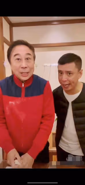 馮鞏過年做春餅顯髒亂,臉上身上都是麵粉,徒弟口水噴面上不衛生