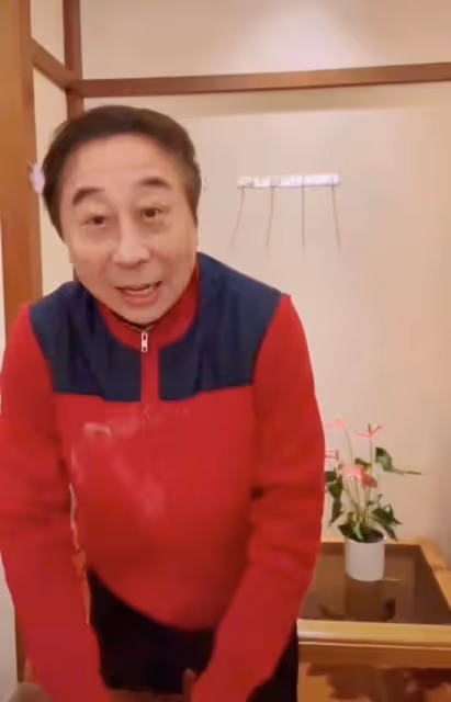 馮鞏過年做春餅顯髒亂,臉上身上都是麵粉,徒弟口水噴面上不衛生