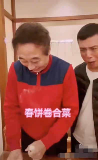 馮鞏過年做春餅顯髒亂,臉上身上都是麵粉,徒弟口水噴面上不衛生