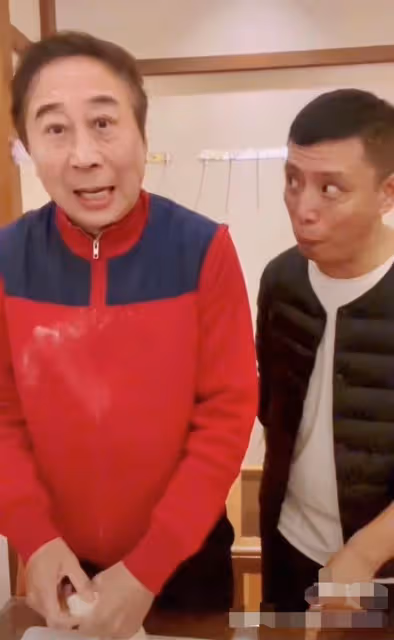 馮鞏過年做春餅顯髒亂,臉上身上都是麵粉,徒弟口水噴面上不衛生