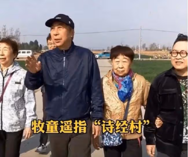 馮鞏過年做春餅顯髒亂,臉上身上都是麵粉,徒弟口水噴面上不衛生