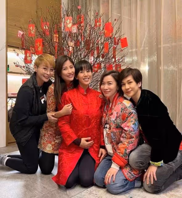 佘詩曼難得留港過新年,與好姐妹聚首一堂,文頌嫻成麻將桌上贏家