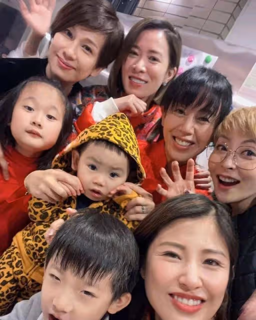佘詩曼難得留港過新年,與好姐妹聚首一堂,文頌嫻成麻將桌上贏家