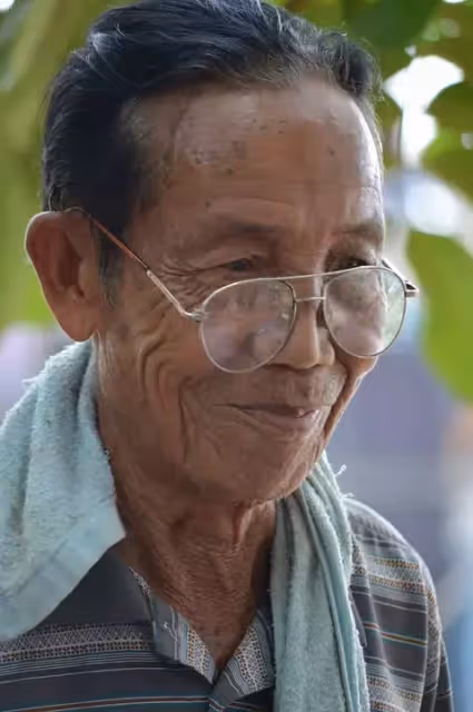 女婿三番兩次上門借錢,岳父「曬鹹魚」諷刺他翻不了身!多年後眼看就要成功,嶽父卻說...
