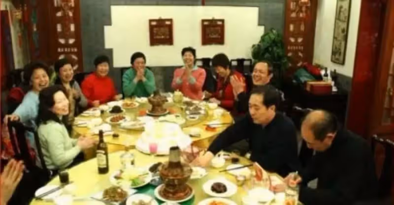 母親過壽，富兒子給套房，窮兒子空手來，母親掀翻桌子打跑富兒子