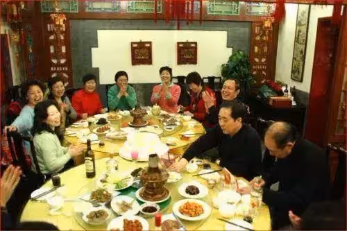 母親過壽,富兒子給套房,窮兒子空手來,母親掀翻桌子打跑富兒子