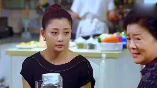 母親過壽,富兒子給套房,窮兒子空手來,母親掀翻桌子打跑富兒子