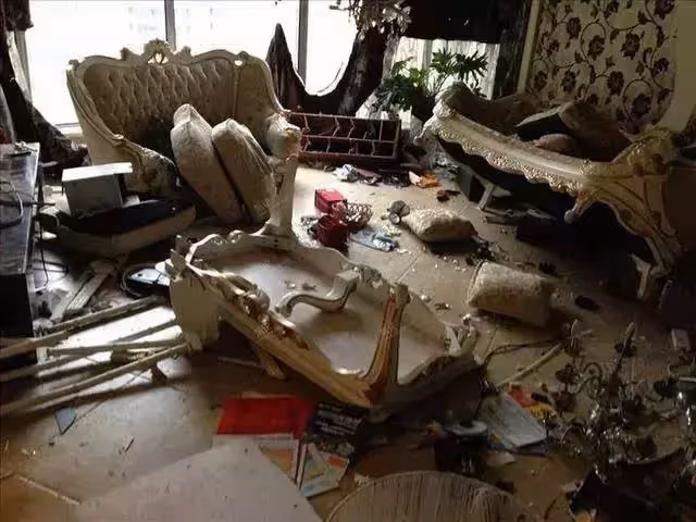 母親過壽,富兒子給套房,窮兒子空手來,母親掀翻桌子打跑富兒子