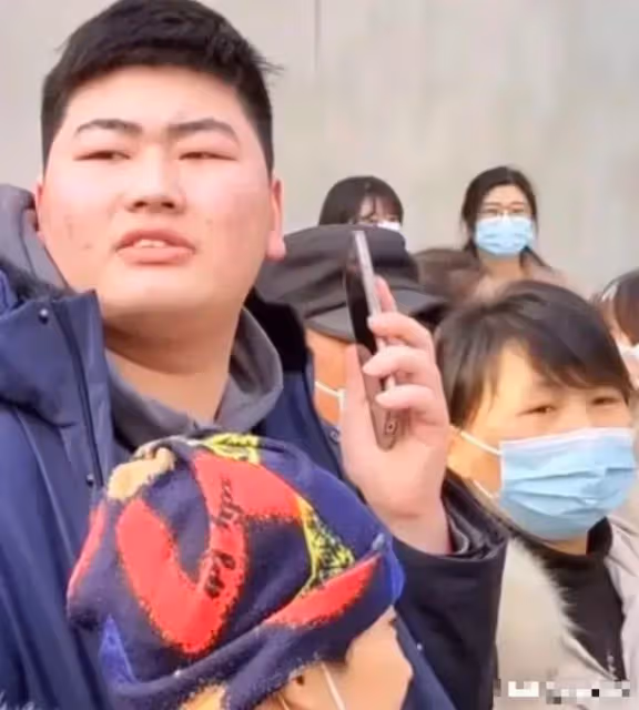 大衣哥家門口圍滿鄉親討要紅包,還被舉報疫情聚眾,過年也不消停