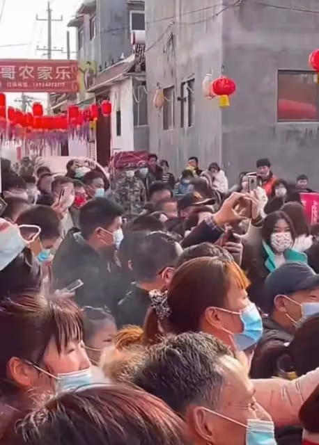 大衣哥家門口圍滿鄉親討要紅包,還被舉報疫情聚眾,過年也不消停