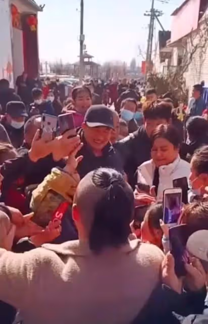 大衣哥家門口圍滿鄉親討要紅包,還被舉報疫情聚眾,過年也不消停