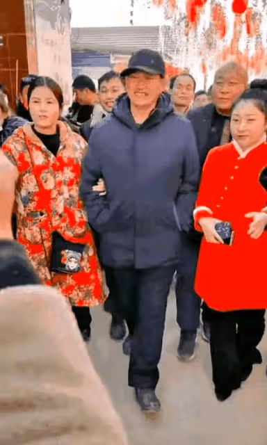 大衣哥家門口圍滿鄉親討要紅包,還被舉報疫情聚眾,過年也不消停