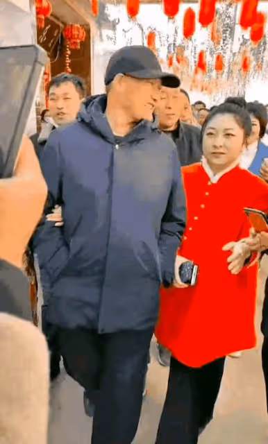 大衣哥家門口圍滿鄉親討要紅包,還被舉報疫情聚眾,過年也不消停