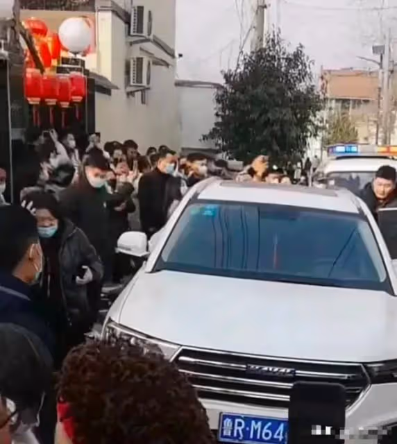 大衣哥家門口圍滿鄉親討要紅包,還被舉報疫情聚眾,過年也不消停