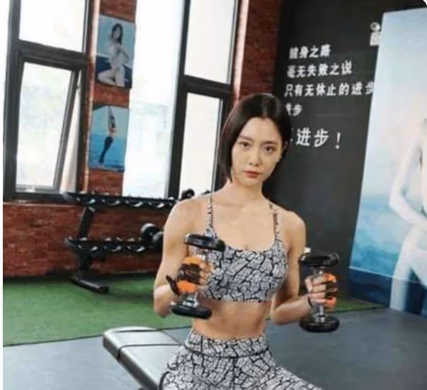 韓國演員李成敏,擁有高顏值和完美身材,網友:真讓人羨慕啊
