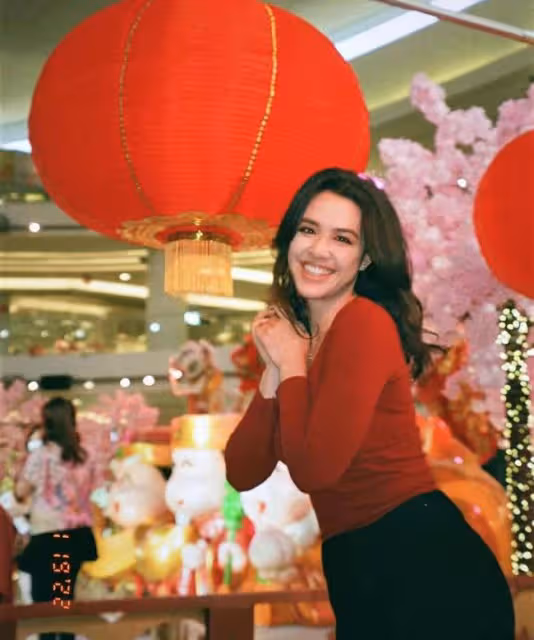 鍾麗緹大女兒海外獨自過年，表演彩帶舞好養眼，全家福獨缺她一人