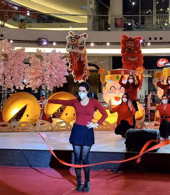 鍾麗緹大女兒海外獨自過年，表演彩帶舞好養眼，全家福獨缺她一人