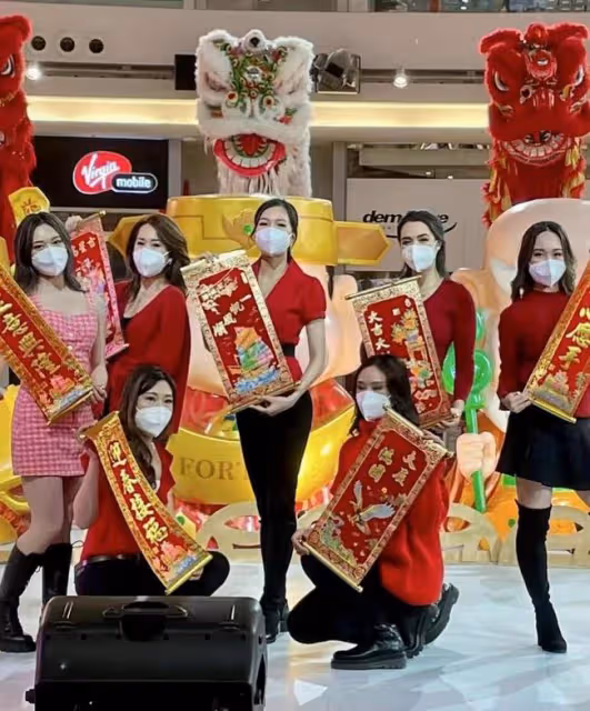 鍾麗緹大女兒海外獨自過年，表演彩帶舞好養眼，全家福獨缺她一人