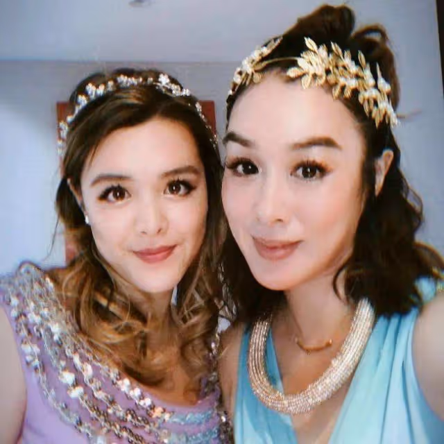 鍾麗緹大女兒海外獨自過年,表演彩帶舞好養眼,全家福獨缺她一人