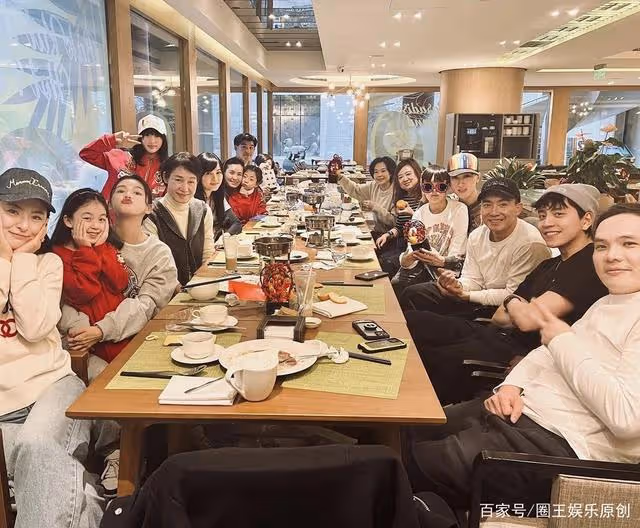 繼續甜蜜!王大陸蔡卓宜新年聚餐!吳尊劉畊宏碰頭討論內地教育?