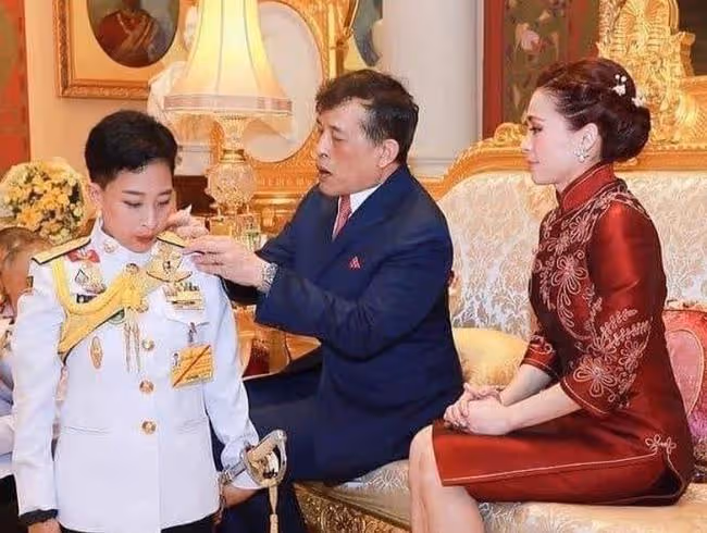 泰王終於正面回應,承認正在積極接受檢測,曬出帥照安撫老百姓