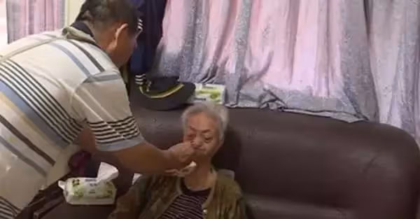 老闆欠百萬跑路,老翁討債不成卻照顧僱主9旬媽,網讚:以德報怨,天地動容!