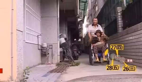 老闆欠百萬跑路，老翁討債不成卻照顧僱主9旬媽，網讚：以德報怨，天地動容！