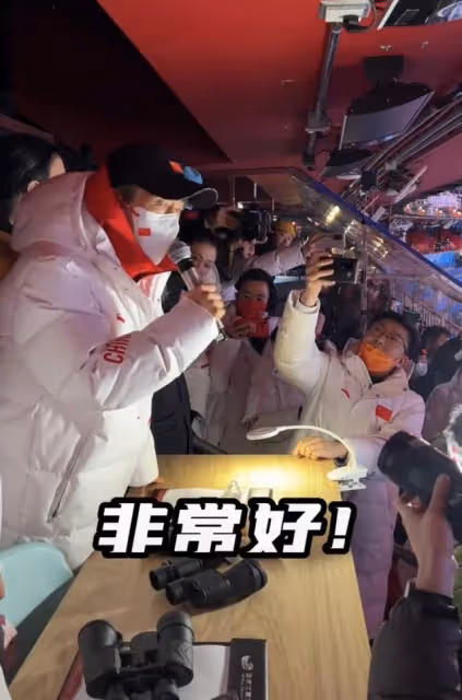 張藝謀大讚冬奧開幕式,聖火點燃後含淚與人擁抱,凌晨仍忙閉幕式