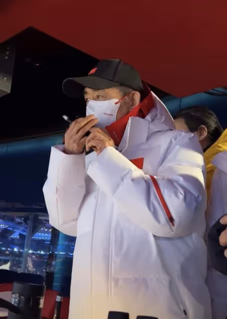 張藝謀大讚冬奧開幕式,聖火點燃後含淚與人擁抱,凌晨仍忙閉幕式