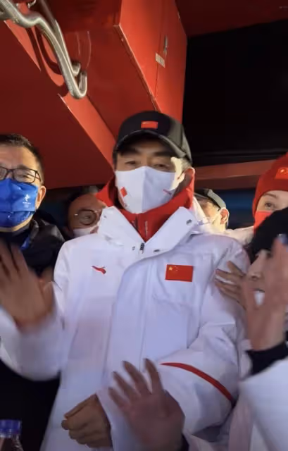 張藝謀大讚冬奧開幕式,聖火點燃後含淚與人擁抱,凌晨仍忙閉幕式