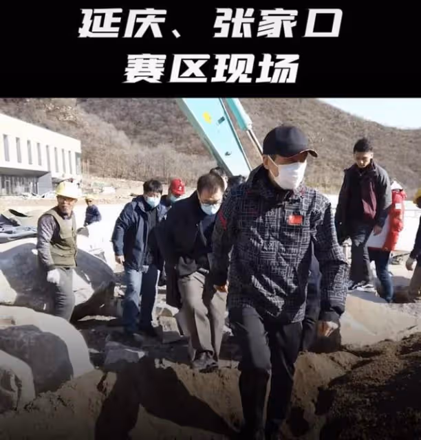 張藝謀大讚冬奧開幕式，聖火點燃後含淚與人擁抱，凌晨仍忙閉幕式