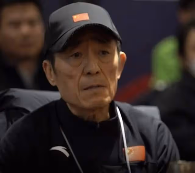 張藝謀大讚冬奧開幕式，聖火點燃後含淚與人擁抱，凌晨仍忙閉幕式