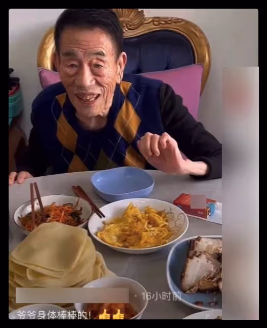90歲楊少華宅家過年,一塊肉要夾3次動作顫顫巍巍,桌上香菸矚目