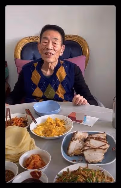 90歲楊少華宅家過年,一塊肉要夾3次動作顫顫巍巍,桌上香菸矚目