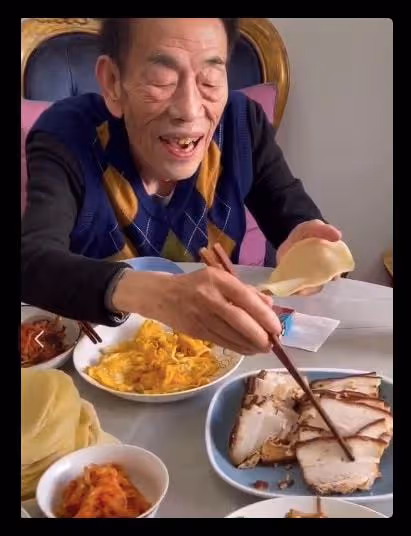 90歲楊少華宅家過年,一塊肉要夾3次動作顫顫巍巍,桌上香菸矚目
