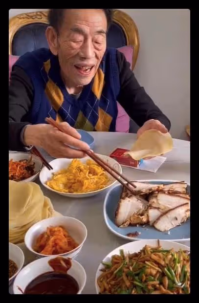 90歲楊少華宅家過年,一塊肉要夾3次動作顫顫巍巍,桌上香菸矚目