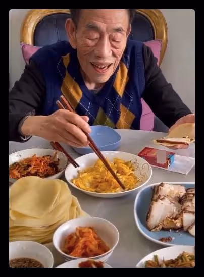 90歲楊少華宅家過年,一塊肉要夾3次動作顫顫巍巍,桌上香菸矚目