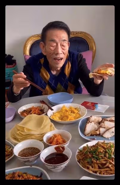 90歲楊少華宅家過年,一塊肉要夾3次動作顫顫巍巍,桌上香菸矚目