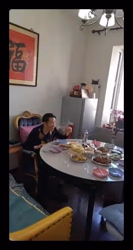 90歲楊少華宅家過年,一塊肉要夾3次動作顫顫巍巍,桌上香菸矚目