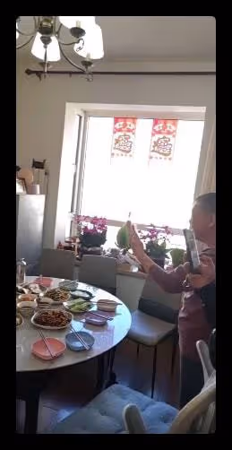 90歲楊少華宅家過年,一塊肉要夾3次動作顫顫巍巍,桌上香菸矚目