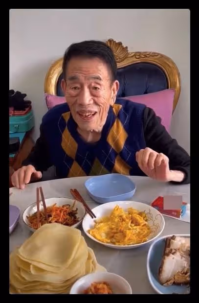 90歲楊少華宅家過年,一塊肉要夾3次動作顫顫巍巍,桌上香菸矚目