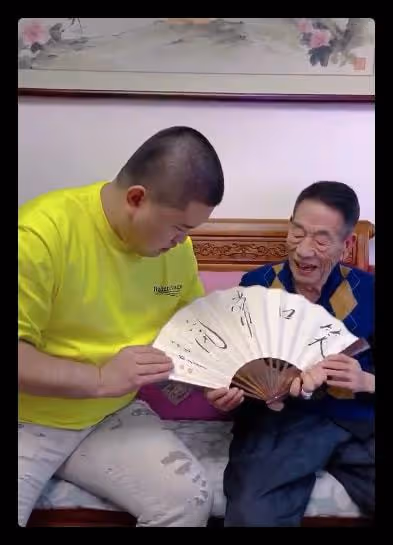 90歲楊少華宅家過年,一塊肉要夾3次動作顫顫巍巍,桌上香菸矚目
