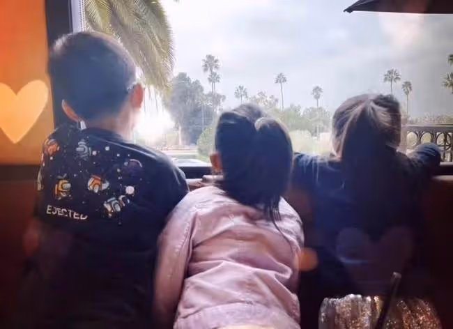 何潔罕曬同母異父三子女，兄妹坐旋轉木馬關係融洽，二婚收穫幸福