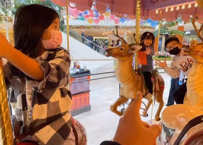 何潔罕曬同母異父三子女，兄妹坐旋轉木馬關係融洽，二婚收穫幸福