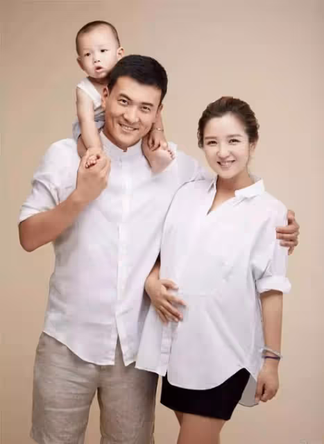 何潔罕曬同母異父三子女，兄妹坐旋轉木馬關係融洽，二婚收穫幸福